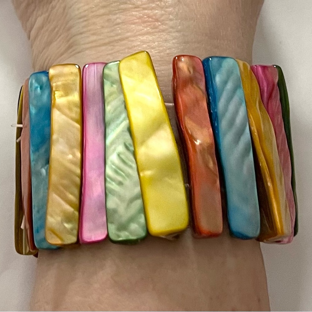 Shell rainbow of colors elastic bracelet EUC jewelry